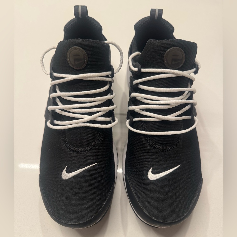 Nike Mens Size 9 Air Presto Essential Black and White Running Shoe